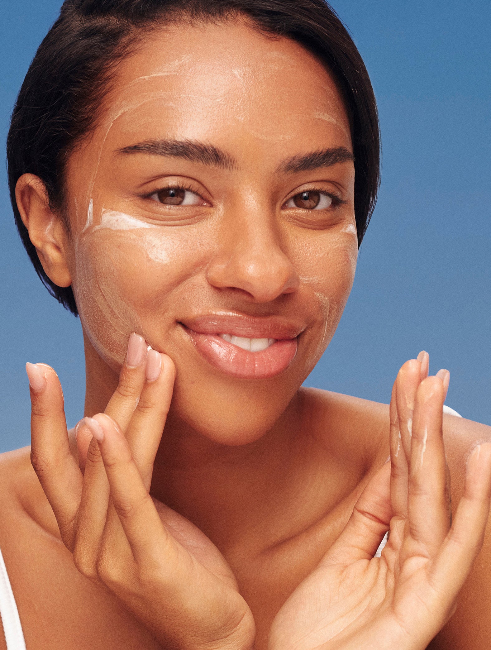 Model applying Lanolips Face Base Day Cream Lanolin Vitamin E to their face.
It gives a velvety-soft skin texture. Glides on creamy then has a unique grippy feel when the lanolin locks down. The cream will then dive down into the skin - leaving your skin soothed, happy - prepped for what comes after.